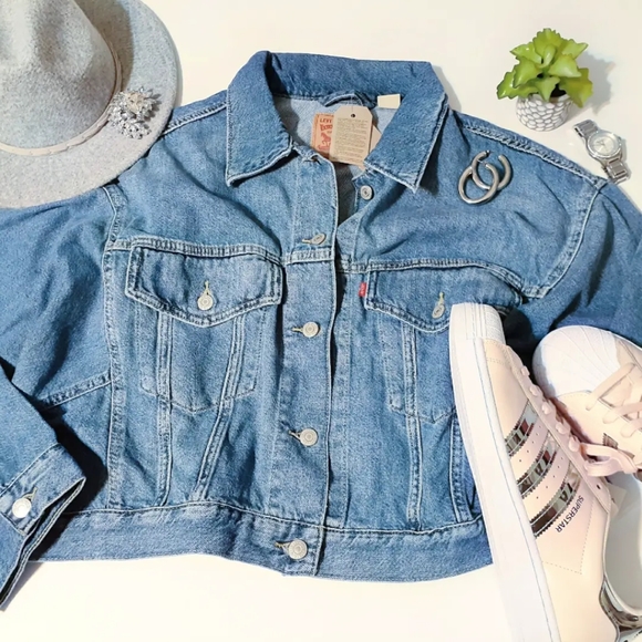 ๐Levi's Oversized Medium Wash Denim Cropped Trucker Jacket - Picture 2 of 12